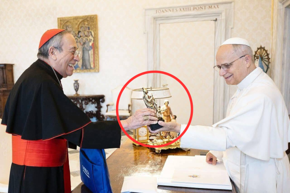 Cardenal y el Papa León XIV
